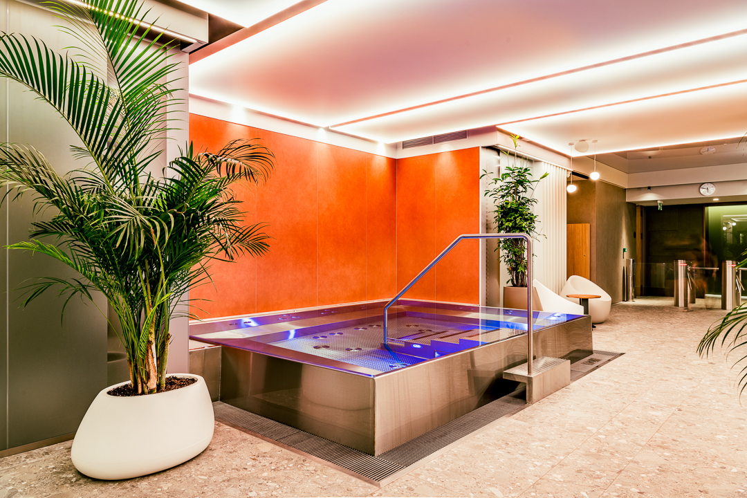 Zona interior de hidromassagem em inox. Referência de instalação.