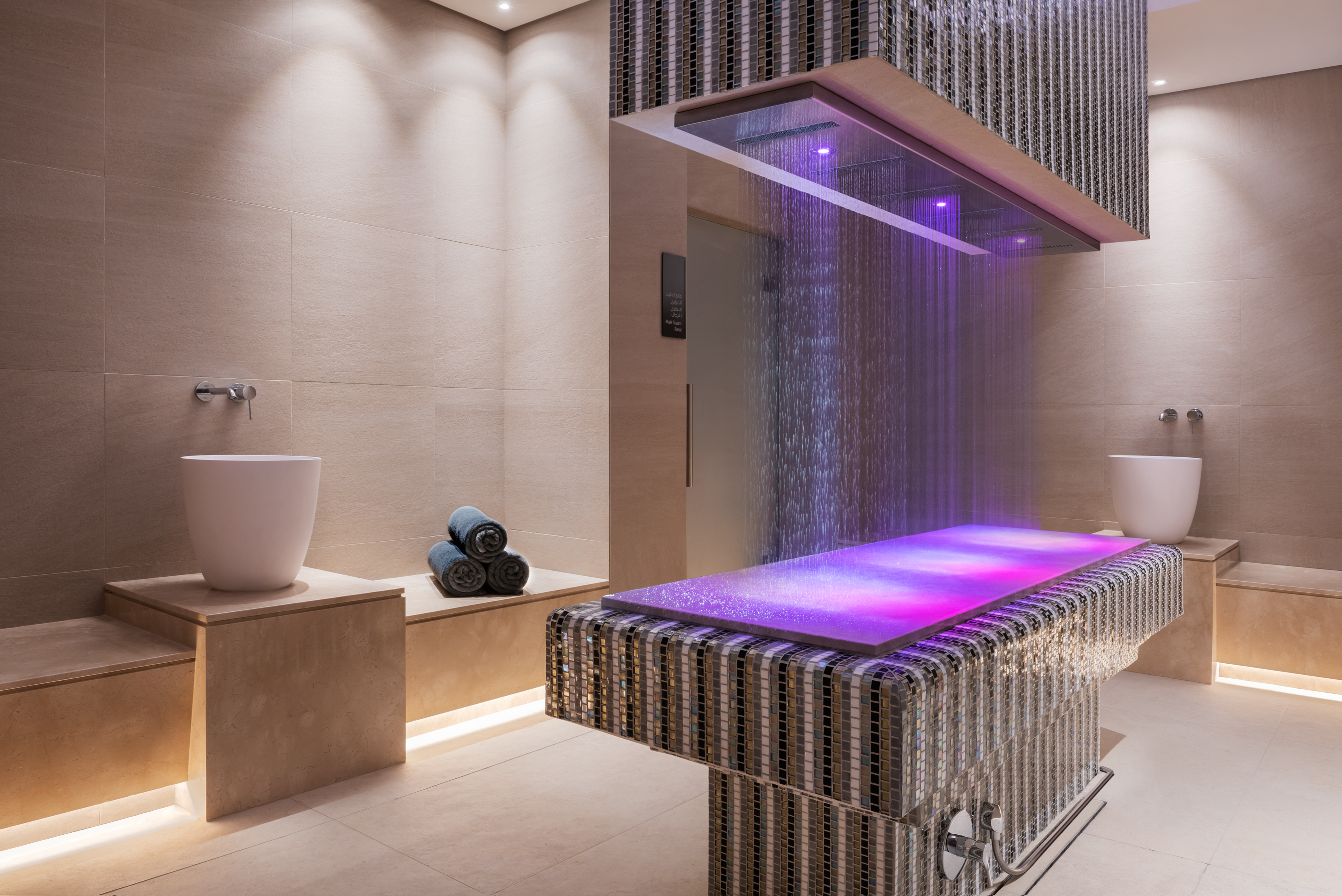 Aquaform Nadir. Referência de ambiente com duche e iluminação integrada.