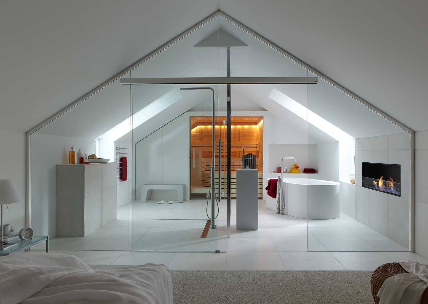 Sauna integrada numa casa com cobertura inclinada. Referência de ambiente interior.